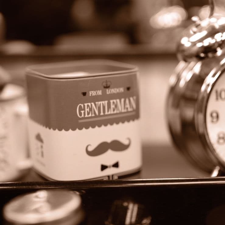 Detalj från salongens inredning, en vintageklocka och en pomadeburk